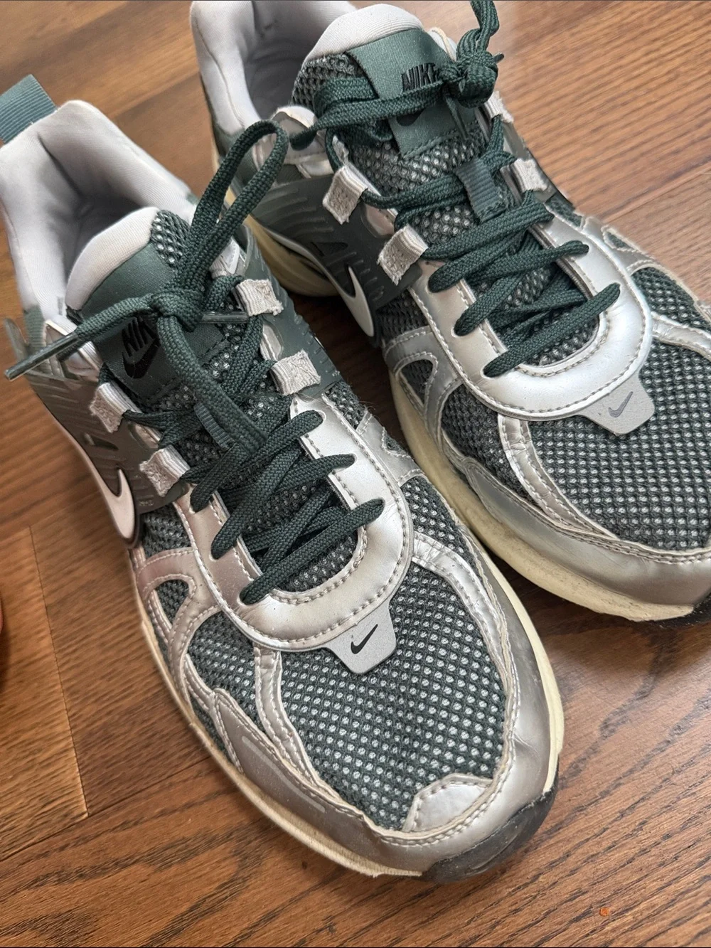 Nike Men's Dark Green and Light Gray Athletic Sneakers